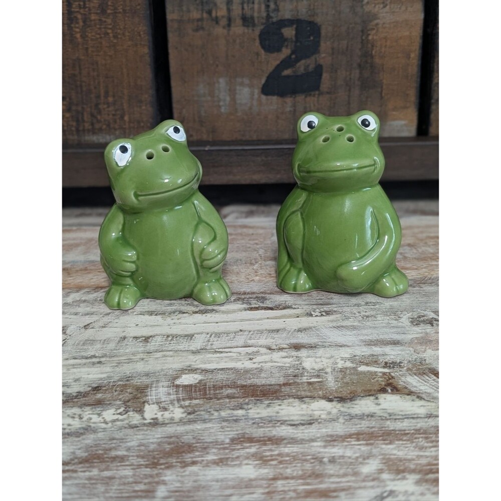 Green Frog Salt Pepper Shakers Ceramic Pair Whimsical Kitchen Decor Vintage